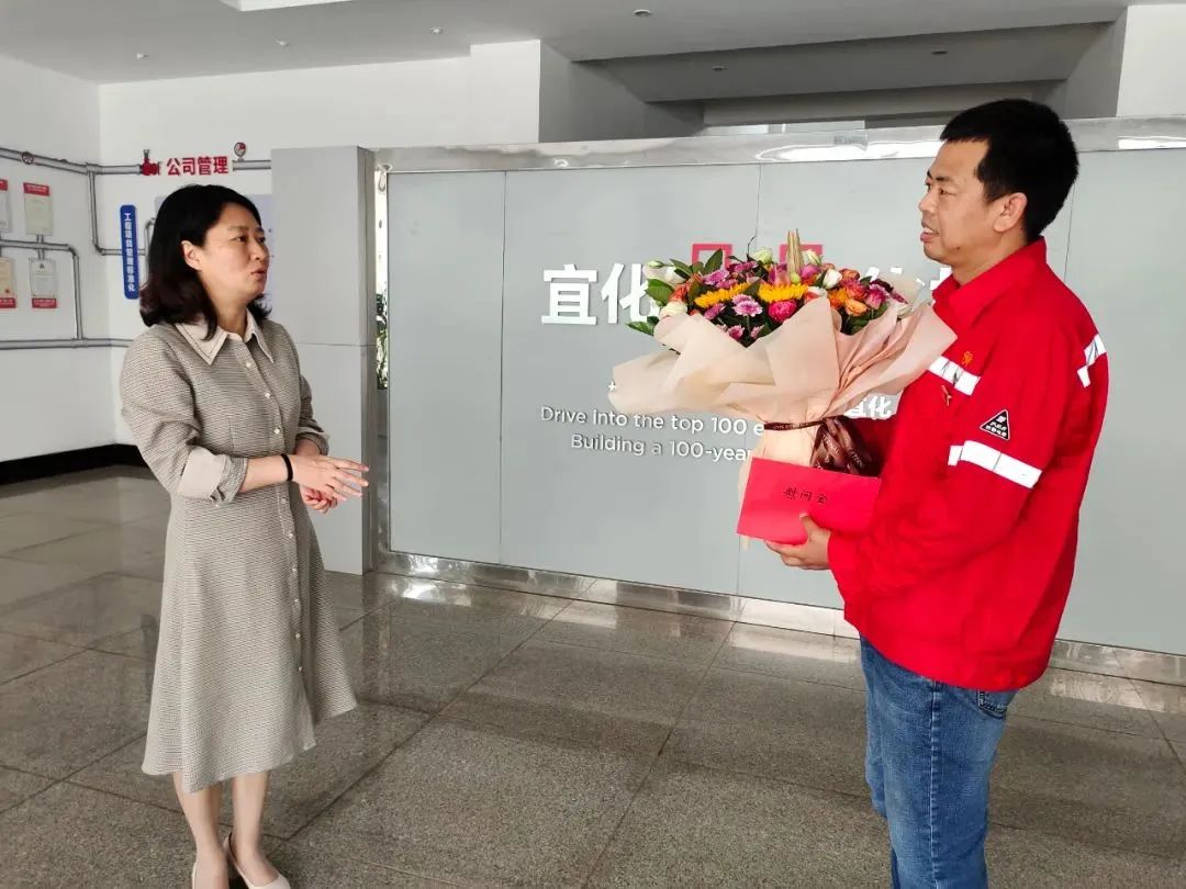 宜昌市總工會黨組成員、副主席李敏一行到化機公司慰問市勞動模范左霄(圖2) 圖片