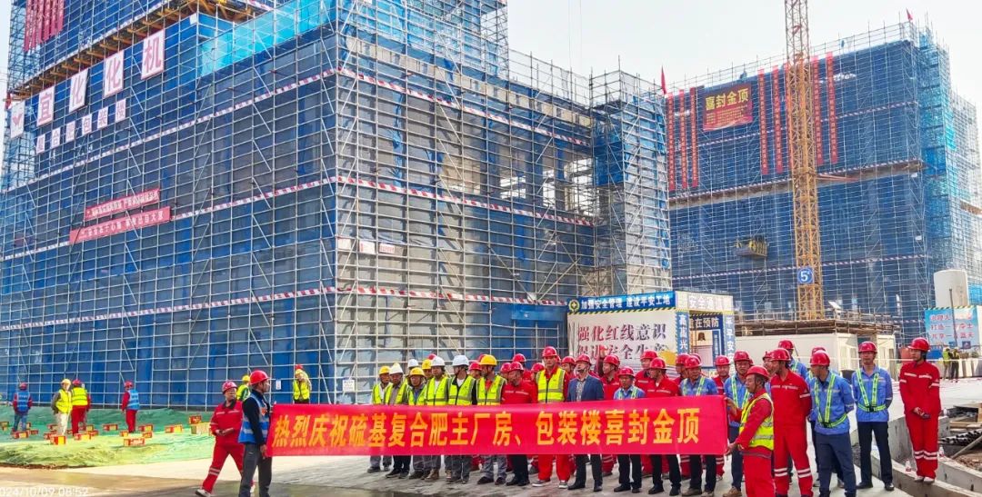 化機(jī)公司黨委書記、董事長、總經(jīng)理?xiàng)钪袧傻匠琼?xiàng)目現(xiàn)場辦公(圖2) 化機(jī)公司黨委書記、董事長、總經(jīng)理?xiàng)钪袧傻匠琼?xiàng)目現(xiàn)場辦公(圖2)